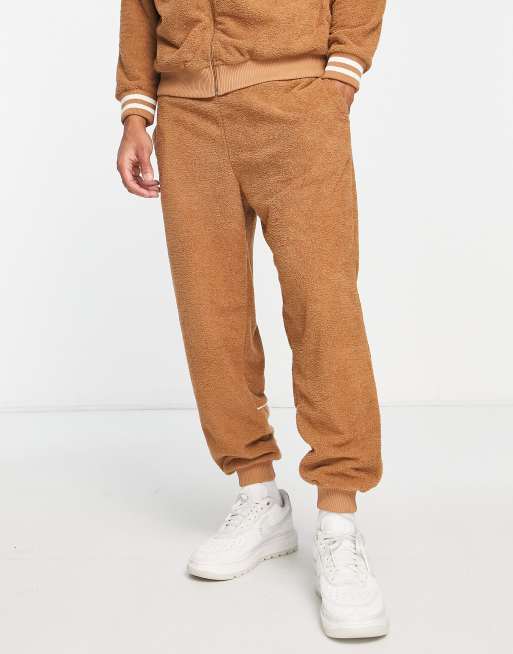 ASOS DESIGN - Brune tapered joggingbukser med paneldetaljer i frotté - Del af sæt