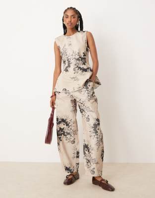 ASOS DESIGN – Brungrå, blommiga byxor med barrelben - view 1