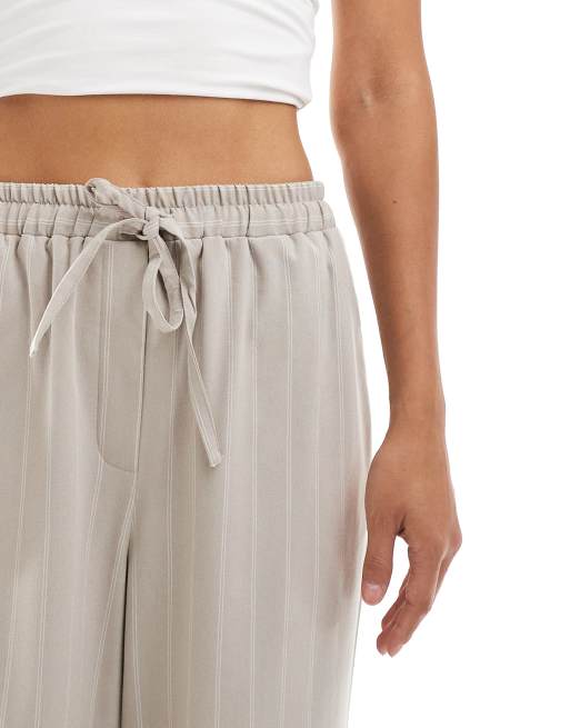 ASOS DESIGN – Brungrå figursydda byxor i dra på-modell med randigt mönster, 2 av 5