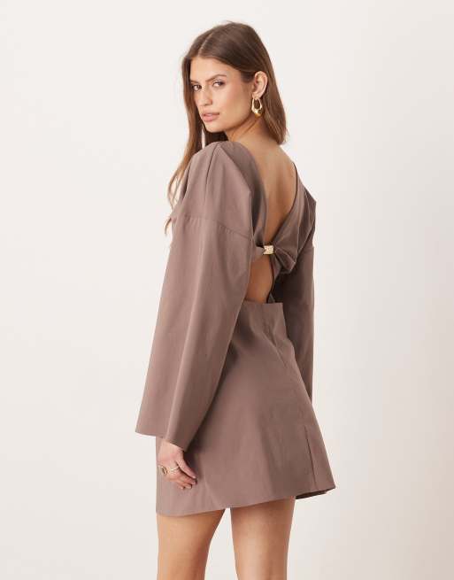 ASOS DESIGN – Brungrå miniklänning i bengalin med utsvängda ärmar och öppen rygg, 2 av 4