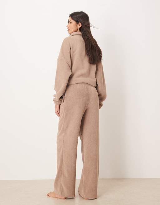 ASOS DESIGN – Brungrå, vida mysbyxor i mikrofleece, 3 av 4