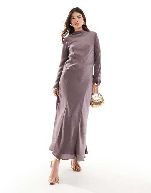 ASOS DESIGN – Brunlila maxiklänning i satin med hög krage och dekorativ söm, 2 av 4