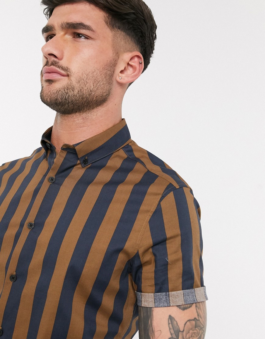 ASOS DESIGN – Brunrandig kortärmad skjorta med stretch, knappar och smal passform