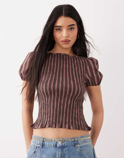 ASOS DESIGN – Brunrandig, smockad topp med puffärmar, 2 av 4