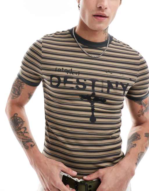 ASOS DESIGN – Brunrandig t-shirt i muscle fit med grungetryck framtill