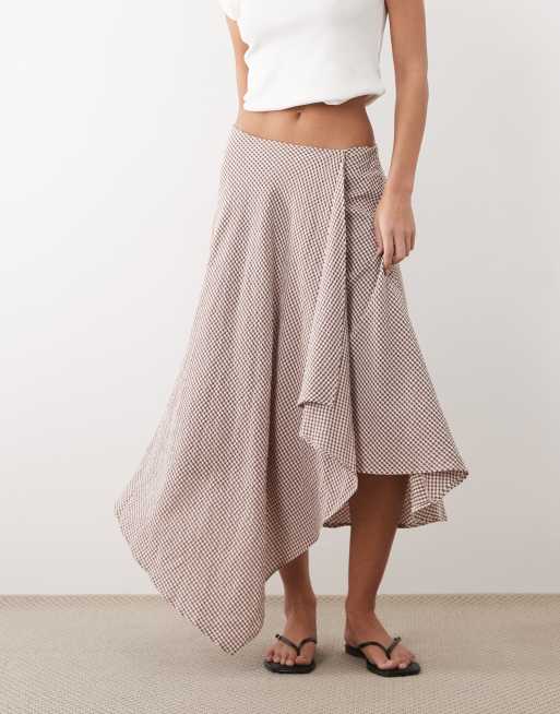 ASOS DESIGN – Brunrutig maxikjol med asymmetrisk fåll, 2 av 5
