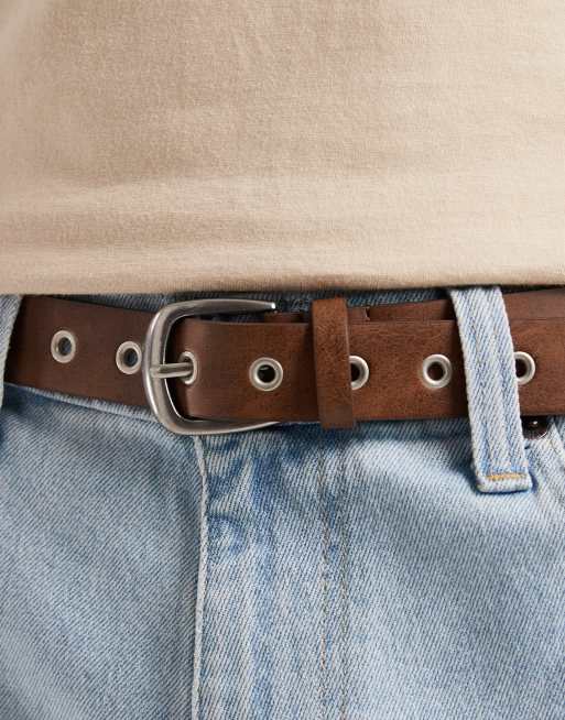 ASOS DESIGN - Brunt bælte i imiteret læder med snørehuller og metalspidser, 3 af 3
