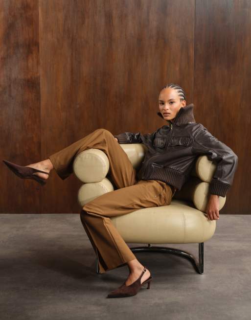 ASOS DESIGN – Brunt, figursydda byxor med medelhög midja, avslappnad passform, skärp och slitsfåll, 2 av 5