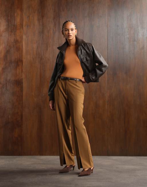 ASOS DESIGN – Brunt, figursydda byxor med medelhög midja, avslappnad passform, skärp och slitsfåll, 4 av 5