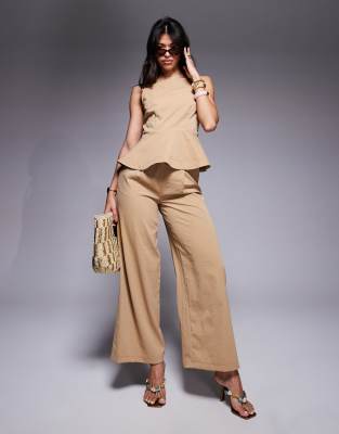 ASOS DESIGN – Brunt, figursytt set med vida byxor och topp i peplum-modell med smala axelband - view 1