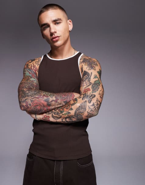 ASOS DESIGN – Brunt, ribbat linne i muscle fit med kontrastfärgad kantrand - view 1
