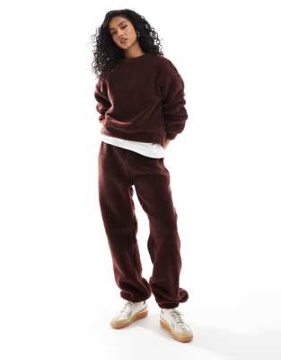 ASOS DESIGN – Brunt set i teddy med oversize-sweatshirt och joggingbyxor - view 1