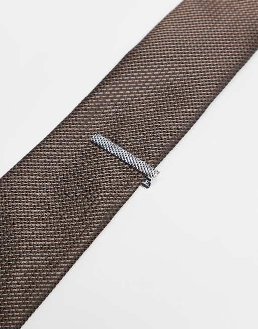 ASOS DESIGN – Brunt set med slips i satin och slipsnål, 3 av 3