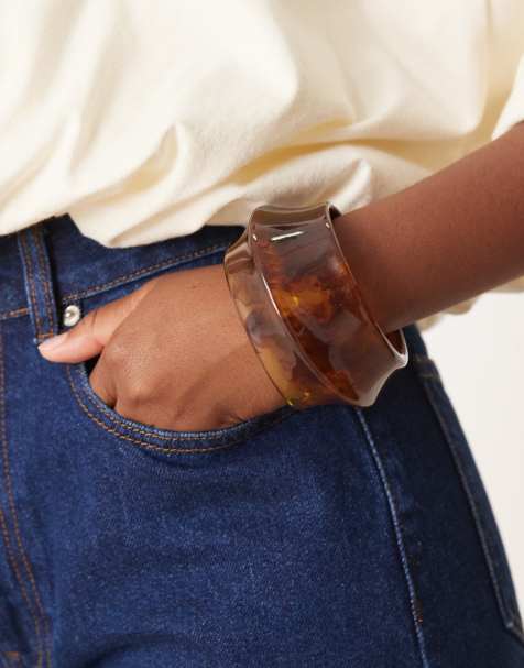 ASOS DESIGN – Brunt, spräckligt armband i harts med abstrakt form - view 1