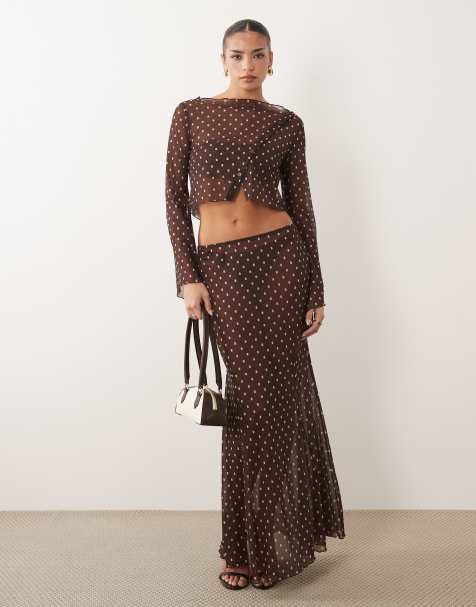 ASOS DESIGN - Brunt sæt med maxinederdel med geometriske prikker i mesh - view 1