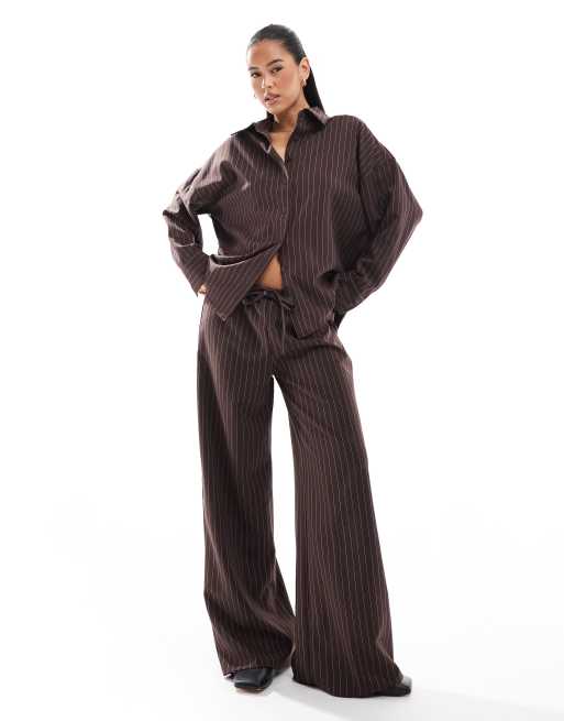 ASOS DESIGN - Brunt sæt med oversized, skræddersyet skjorte og bukser med vide ben og nålestriber
