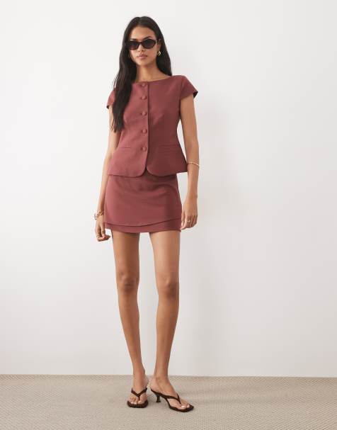 ASOS DESIGN - Brunt sæt med skræddersyet top med afkortede ærmer og mini-skort med slå-om-snit - view 1
