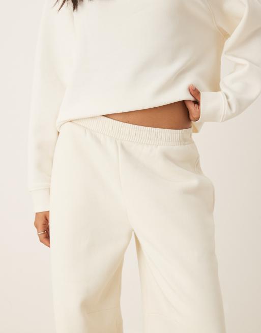 ASOS DESIGN - Brushback joggingbroek met wijde ronde pijpen in crème, 2 van 5
