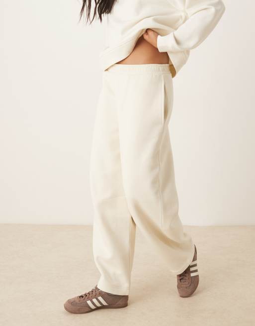 ASOS DESIGN - Brushback joggingbroek met wijde ronde pijpen in crème, 3 van 5