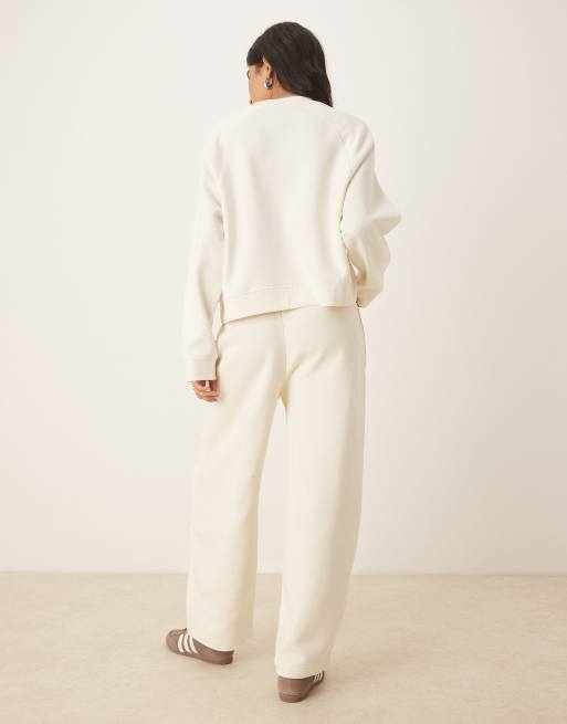 ASOS DESIGN - Brushback joggingbroek met wijde ronde pijpen in crème, 5 van 5