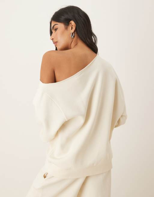 ASOS DESIGN - Brushback sweatshirt met blote schouder in crème, 3 van 4