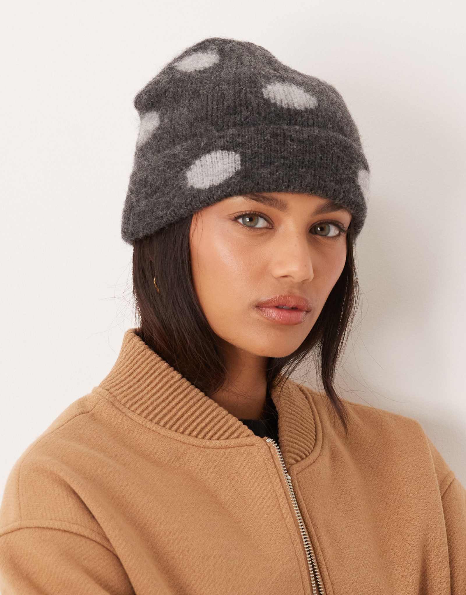 Шапочка из матового трикотажа ASOS DESIGN в серый горошек