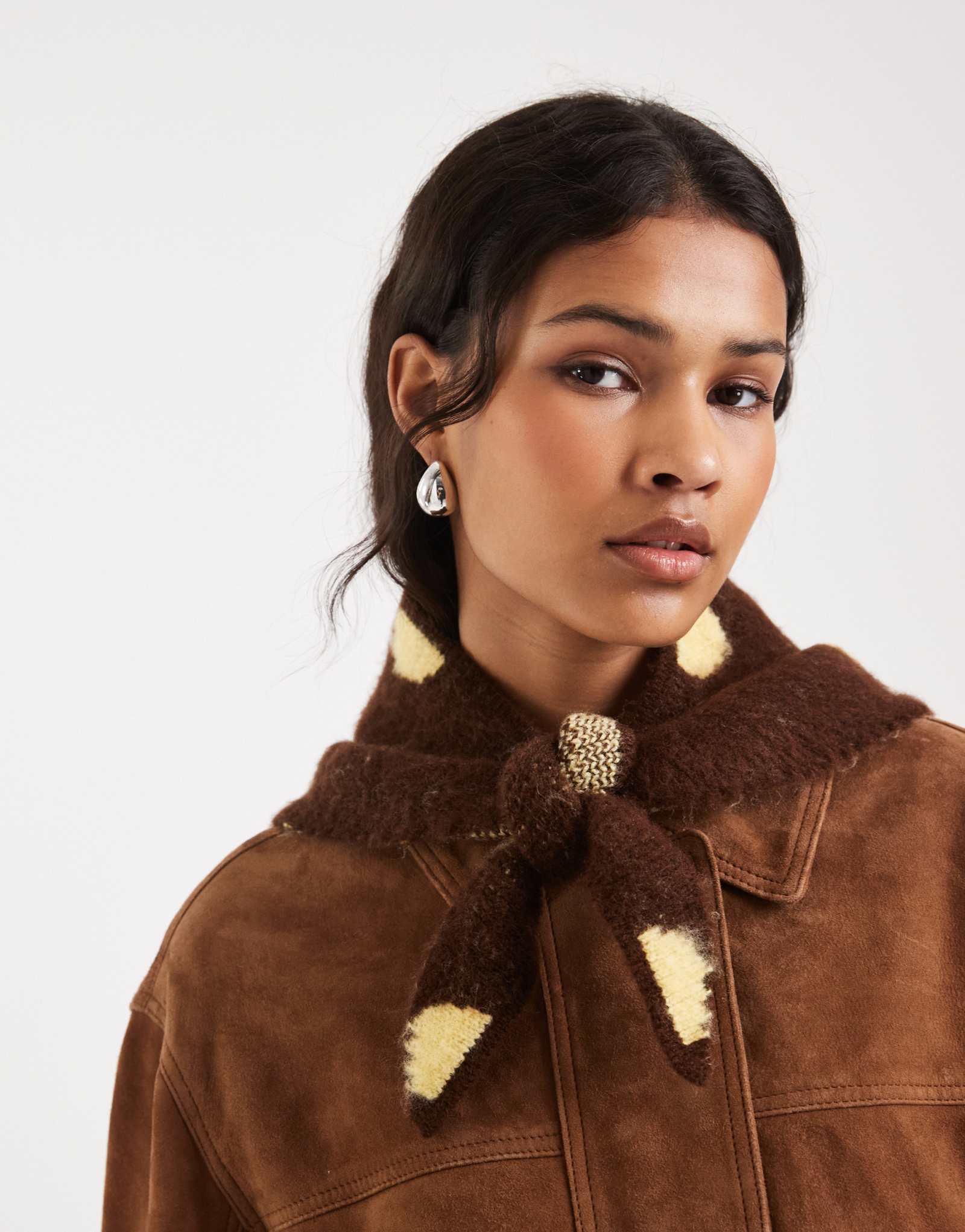 Ажурный треугольный шарф в горошек от ASOS DESIGN из шоколада и пахты