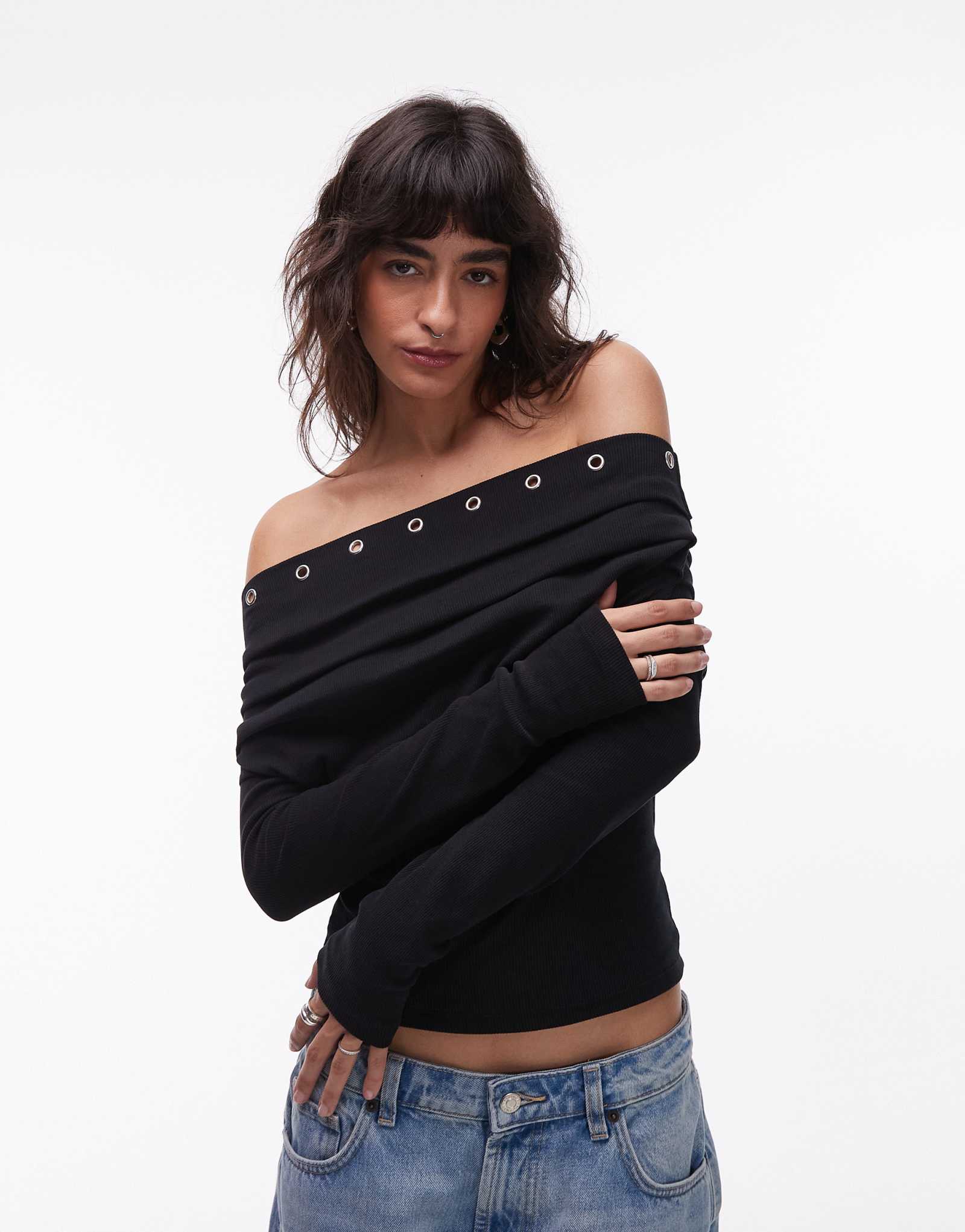 Топ с длинными рукавами и открытыми плечами в рубчик от ASOS DESIGN черного цвета с проушиной