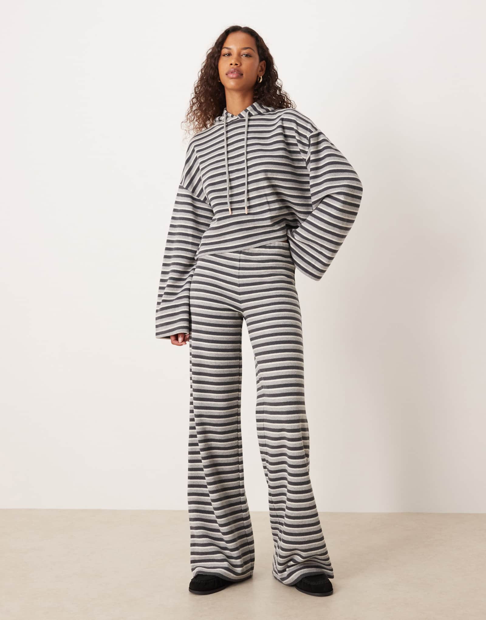Дизайнерские широкие брюки в полоску ASOS серого цвета - часть комплекта