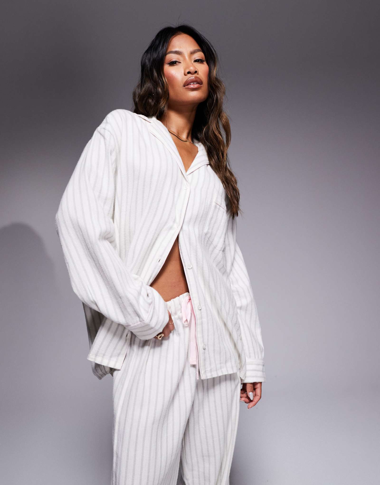 ДИЗАЙНЕРСКИЙ пижамный комплект ASOS DESIGN с рубашкой и брюками оверсайз из матовой ткани в полоску серого цвета