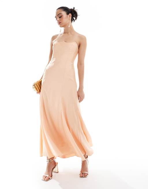 ASOS DESIGN – Brzoskwiniowa satynowa sukienka midi z ozdobnym dekoltem bandeau