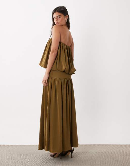 ASOS DESIGN bubbelt bandeau-maxiklänning med vid kjol i djup olivgrön, 3 av 4