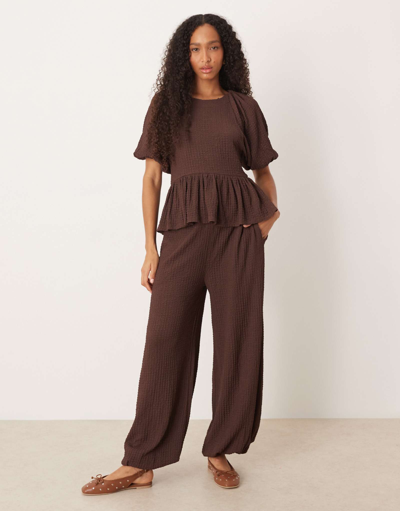 ДИЗАЙНЕРСКИЕ брюки ASOS с пузырчатой текстурой шоколадного цвета - часть комплекта