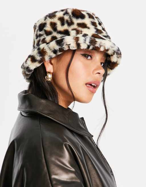 ASOS DESIGN - Bucket hat van imitatiebont met omgeslagen rand in luipaardprint