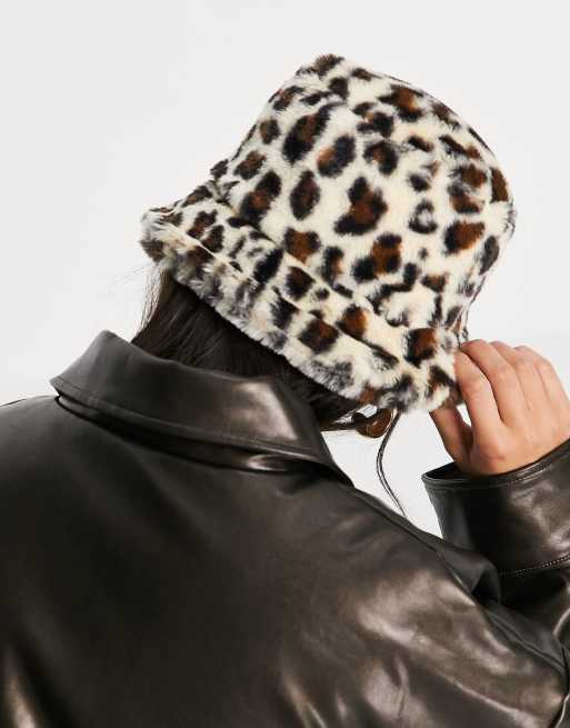 ASOS DESIGN - Bucket hat van imitatiebont met omgeslagen rand in luipaardprint, 2 van 4