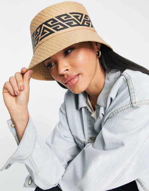 ASOS DESIGN - Bucket hat van stro met monogramprint en verstelbare maatband in naturel