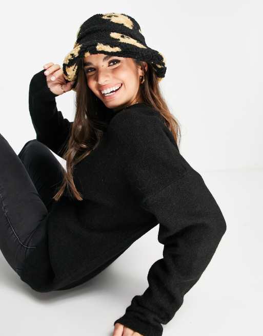 ASOS DESIGN - Bucket hat van teddy borg met omgeslagen achterkant in multi