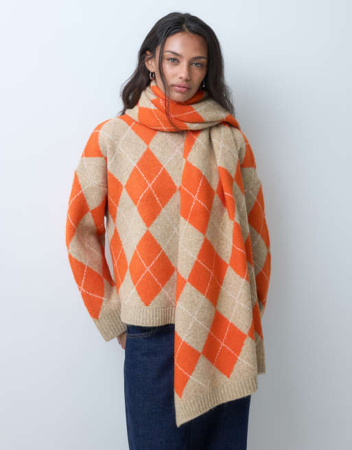 ASOS DESIGN - Conjunto de rombos color camel y naranja de bufanda y jersey con cuello redondo, 2 de 3