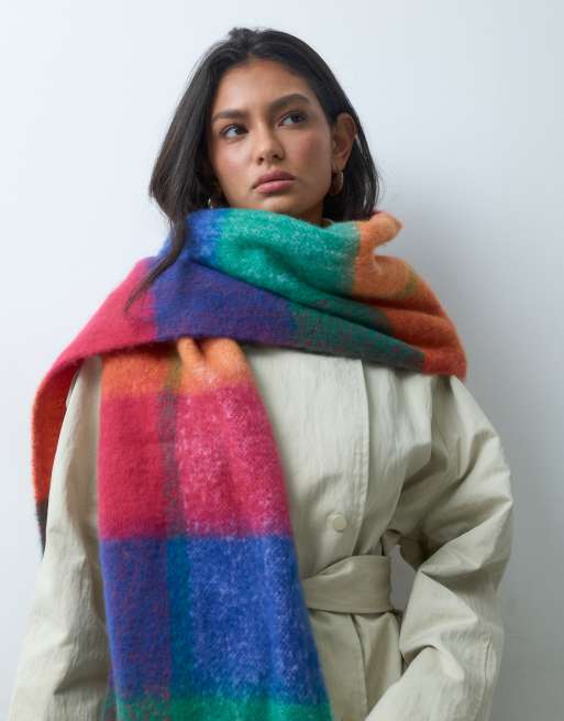 ASOS DESIGN bufanda tejida con diseño de cuadros llamativos en multicolor, 2 de 4