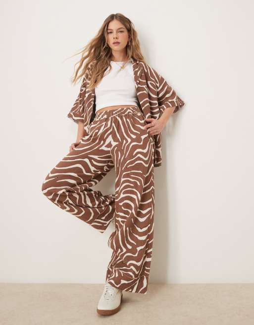ASOS DESIGN - Bukser i ostelærred med zebraprint og rå kanter - Del af sæt