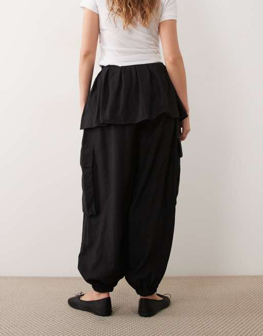ASOS DESIGN bukser med ballonben og nederdel-detalje i sort, 2 af 5