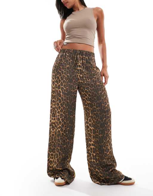 ASOS DESIGN - Bukser med vide ben og leopardprint i satin