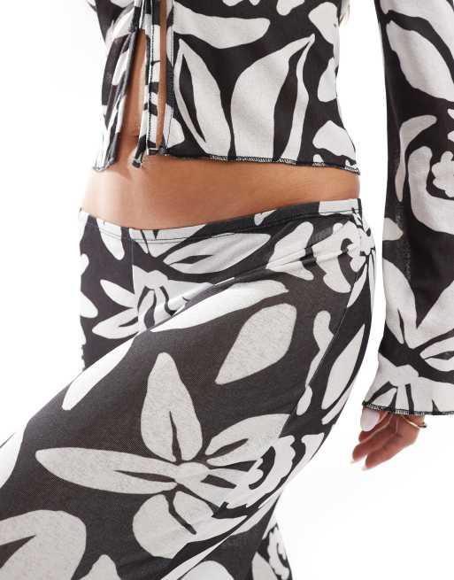 ASOS DESIGN - Bukser med vide ben, tekstur og monokromt, oversized blomstermønster i sort mesh - Del af sæt, 4 af 5