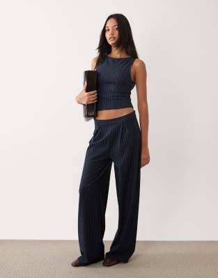 ASOS DESIGN - Bundfaltenhose in Marineblau gestreift mit weitem Bein, Kombiteil-Bunt
