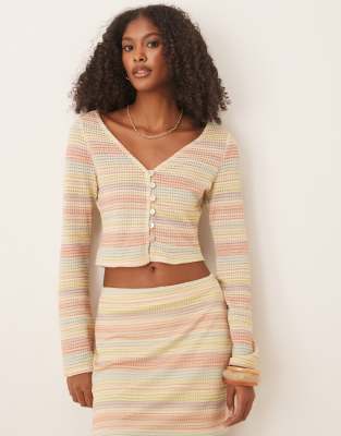 ASOS DESIGN - Bunt gestreiftes Oberteil mit V-Ausschnitt, ausgestellten Ärmeln und durchgehender Knopfleiste, Kombiteil