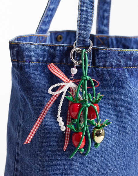 ASOS DESIGN – Bunter Taschenanhänger mit karierter Schleife und Tomaten-Motiv - view 1