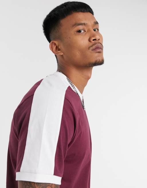 ASOS DESIGN – Burgunderrotes T-Shirt  mit kontrastierender Bahn an der Schulter