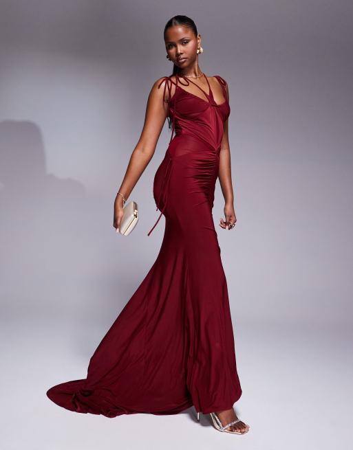 ASOS DESIGN – Burgundowa, szyfonowa sukienka wieczorowa z asymetrycznym dołem