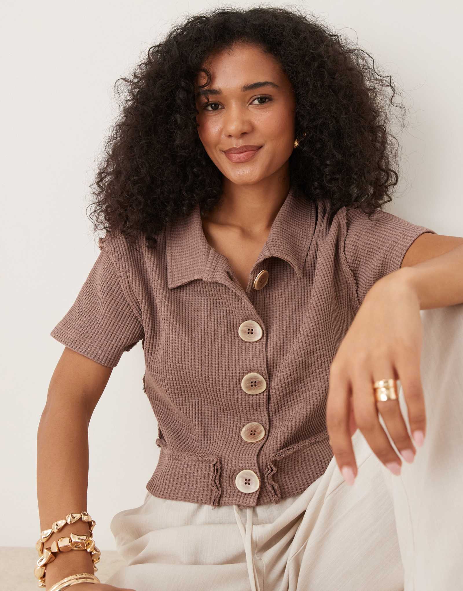 ДИЗАЙНЕРСКАЯ укороченная вафельная рубашка ASOS DESIGN на пуговицах из промытого шоколада