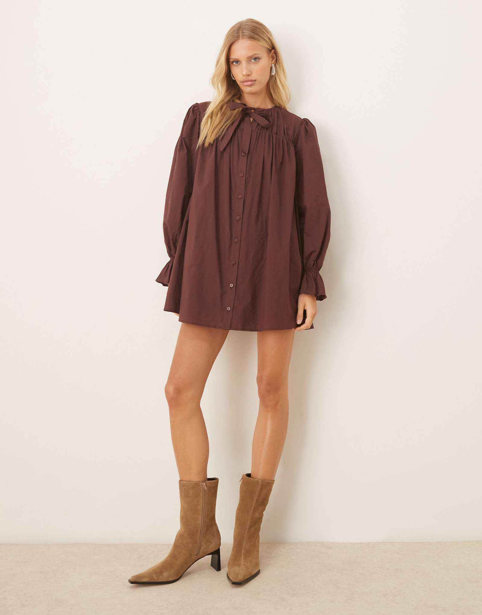 ДИЗАЙНЕРСКОЕ мини-платье ASOS на пуговицах с завязкой на шее насыщенного бордового цвета